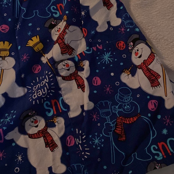 Woman’s Frosty the Snowman scrub top size medium - Picture 4 of 7